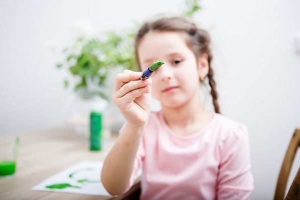 포토 JPG 서양인 여자 어린이 의자 실내 한명 미소 들기 소녀 상반신 앞모습 아웃포커스 붓 책상 소녀한명만 국내포토 외국인 1 뷰포인트 가구 모션 촬영기법 표정 사람 내부 여자한명만 소녀만 파일형식