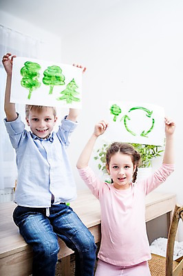 포토 JPG 서양인 여자 남자 종이 어린이 가족 실내 남매 서기 웃음 들기 앉기 소녀 소년 상반신 두명 앞모습 초록색 자연보호 재활용 가족라이프 책상 그림 어린이만 국내포토 외국인 라이프스타일 뷰포인트 컬러 가구 관계 모션 자연 표정 사람 내부 보호 친환경 파일형식