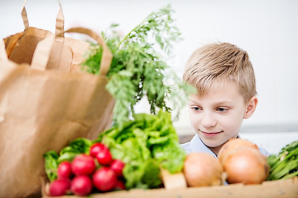 포토 JPG 서양인 응시 남자 어린이 채소 양파 실내 한명 서기 미소 소년 상반신 앞모습 아웃포커스 당근 배추 적환무 소년한명만 국내포토 외국인 1 시선 뷰포인트 모션 뿌리채소 촬영기법 표정 사람 내부 무 남자한명만 소년만 파일형식