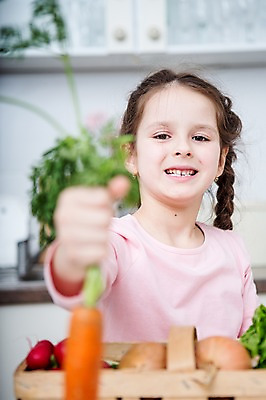 포토 JPG 서양인 여자 어린이 채소 양파 실내 한명 서기 웃음 들기 소녀 상반신 앞모습 아웃포커스 바구니 주방 당근 소녀한명만 국내포토 외국인 1 뷰포인트 모션 뿌리채소 촬영기법 표정 사람 내부 여자한명만 소녀만 파일형식