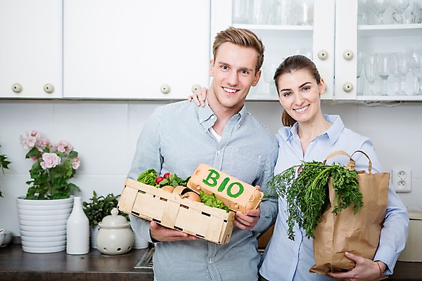 포토 JPG 서양인 부부 여자 남자 채소 가족 어깨동무 실내 서기 웃음 들기 상반신 20대 성인 두명 앞모습 30대 바구니 주방 가족라이프 바이오 시장바구니 부부라이프 성인만 국내포토 외국인 라이프스타일 커플 뷰포인트 포즈 관계 모션 표정 사람 청년 내부 장년 파일형식