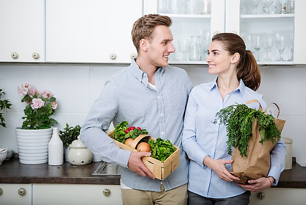 포토 JPG 서양인 부부 응시 여자 남자 채소 가족 실내 서기 웃음 들기 상반신 20대 성인 두명 앞모습 30대 바구니 마주보기 주방 가족라이프 시장바구니 부부라이프 성인만 국내포토 외국인 라이프스타일 커플 시선 뷰포인트 관계 모션 표정 사람 청년 내부 장년 파일형식