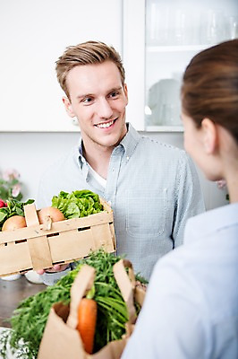 포토 JPG 서양인 부부 응시 여자 남자 채소 가족 실내 서기 웃음 들기 상반신 20대 성인 두명 앞모습 뒷모습 아웃포커스 30대 바구니 마주보기 주방 가족라이프 시장바구니 부부라이프 성인만 국내포토 외국인 라이프스타일 커플 시선 뷰포인트 관계 모션 촬영기법 표정 사람 청년 내부 장년 파일형식