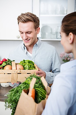 포토 JPG 서양인 부부 응시 여자 남자 채소 가족 실내 서기 웃음 들기 상반신 20대 성인 두명 앞모습 뒷모습 30대 바구니 주방 가족라이프 시장바구니 부부라이프 성인만 국내포토 외국인 라이프스타일 커플 시선 뷰포인트 관계 모션 표정 사람 청년 내부 장년 파일형식