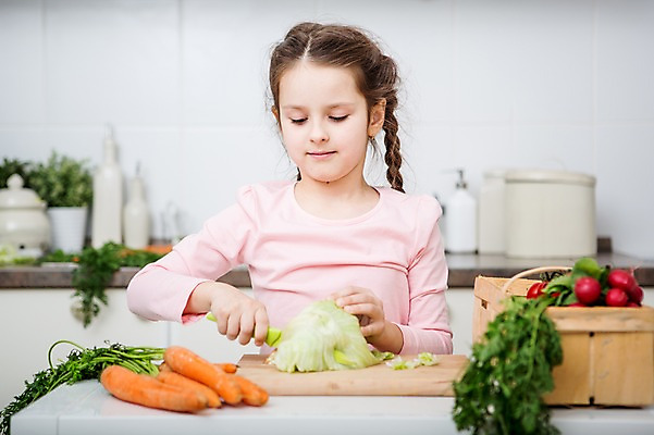 포토 JPG 서양인 응시 여자 어린이 채소 도마 실내 요리 한명 서기 소녀 상반신 앞모습 아웃포커스 바구니 주방 당근 자르기 양배추 과도 소녀한명만 국내포토 외국인 1 시선 뷰포인트 모션 주방용품 뿌리채소 촬영기법 사람 내부 여자한명만 소녀만 파일형식