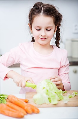 포토 JPG 서양인 여자 어린이 채소 도마 실내 요리 한명 서기 미소 소녀 상반신 앞모습 아웃포커스 주방 당근 자르기 양배추 과도 소녀한명만 국내포토 외국인 1 뷰포인트 모션 주방용품 뿌리채소 촬영기법 표정 사람 내부 여자한명만 소녀만 파일형식