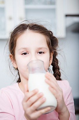 포토 JPG 서양인 여자 어린이 실내 건강 한명 서기 들기 소녀 상반신 앞모습 아웃포커스 건강관리 주방 우유 마시기 우유병 소녀한명만 국내포토 외국인 1 뷰포인트 모션 병_용기 유제품 촬영기법 관리 사람 내부 여자한명만 소녀만 파일형식