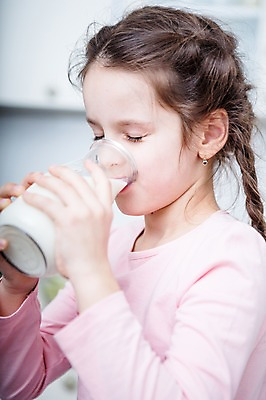 포토 JPG 서양인 여자 어린이 실내 건강 한명 서기 들기 소녀 상반신 옆모습 아웃포커스 건강관리 주방 눈감음 우유 마시기 우유병 소녀한명만 국내포토 외국인 1 뷰포인트 모션 병_용기 유제품 촬영기법 관리 사람 내부 여자한명만 소녀만 파일형식
