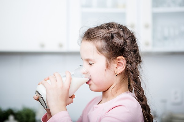 포토 JPG 서양인 여자 어린이 실내 건강 한명 서기 들기 소녀 상반신 옆모습 아웃포커스 건강관리 주방 눈감음 우유 마시기 우유병 소녀한명만 국내포토 외국인 1 뷰포인트 모션 병_용기 유제품 촬영기법 관리 사람 내부 여자한명만 소녀만 파일형식