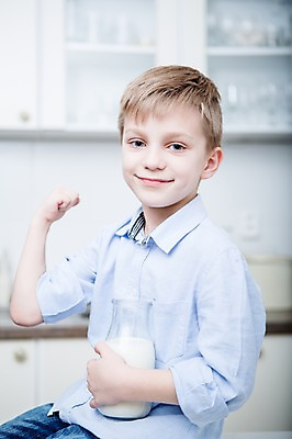 포토 JPG 서양인 남자 어린이 근육 실내 건강 한명 서기 웃음 들기 소년 상반신 옆모습 아웃포커스 건강관리 주방 우유 우유병 자랑 소년한명만 국내포토 외국인 1 뷰포인트 모션 병_용기 유제품 촬영기법 표정 관리 사람 내부 남자한명만 소년만 파일형식