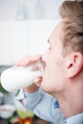 포토 JPG 서양인 남자 실내 건강 한명 서기 들기 근접촬영 상반신 20대 성인 옆모습 아웃포커스 건강관리 주방 우유 마시기 우유병 성인남자한명만 국내포토 외국인 1 뷰포인트 모션 병_용기 유제품 촬영기법 관리 사람 청년 내부 남자한명만 성인남자만 파일형식