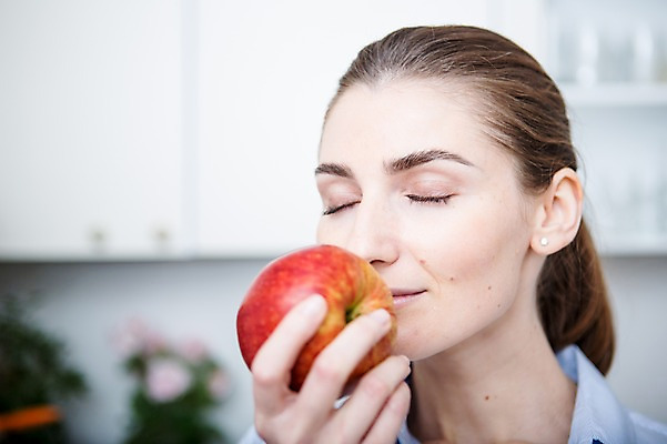 포토 JPG 서양인 여자 실내 한명 서기 들기 상반신 성인 앞모습 아웃포커스 30대 주방 눈감음 사과 냄새 성인여자한명만 국내포토 외국인 1 뷰포인트 과일 모션 촬영기법 사람 내부 장년 여자한명만 성인여자만 파일형식