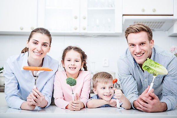 포토 JPG 서양인 여자 남자 딸 아들 어린이 포크 토마토 가족 엄마 실내 건강 서기 웃음 들기 여러명 상반신 20대 성인 앞모습 30대 건강관리 주방 당근 가족라이프 아빠 브로콜리 배추 채식 국내포토 외국인 라이프스타일 식기 뷰포인트 다수 채소 관계 모션 뿌리채소 표정 관리 사람 청년 내부 장년 파일형식