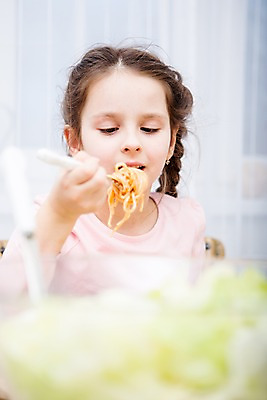 포토 JPG 서양인 응시 여자 어린이 포크 식탁 실내 한명 들기 앉기 소녀 상반신 앞모습 아웃포커스 식사 먹기 소녀한명만 국내포토 외국인 1 식기 시선 뷰포인트 모션 탁자 촬영기법 사람 내부 여자한명만 소녀만 파일형식