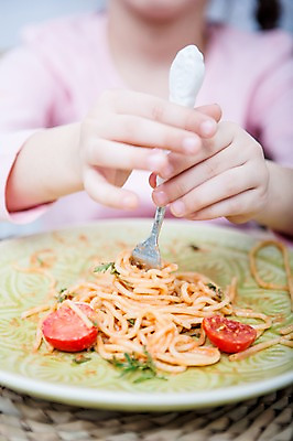 포토 JPG 서양인 접시 여자 어린이 포크 토마토 식탁 실내 스파게티 한명 앉기 소녀 상반신 앞모습 아웃포커스 신체부위 식사 잡기 소녀한명만 국내포토 외국인 1 식기 뷰포인트 채소 모션 탁자 파스타 촬영기법 사람 내부 여자한명만 소녀만 파일형식