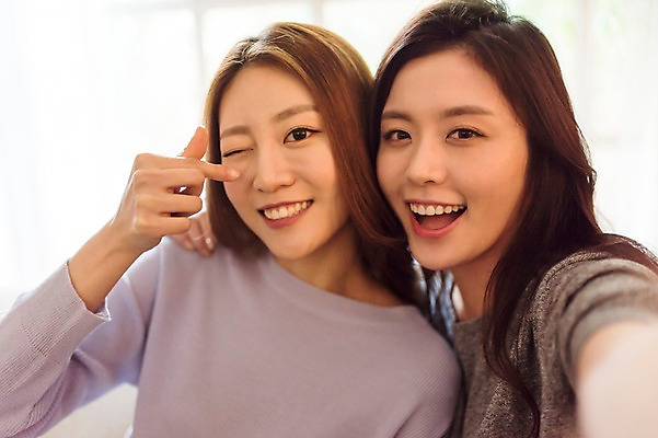 포토 JPG 우먼라이프 여자 행복 실내 윙크 웃음 상반신 20대 성인 두명 앞모습 친구 우정 한국인 편안함 셀프카메라 즐거움 손하트 룸메이트 성인여자만 국내포토 라이프스타일 감정 뷰포인트 관계 표정 사람 동양인 손짓 청년 내부 사진촬영 감각 여자만 성인만 파일형식