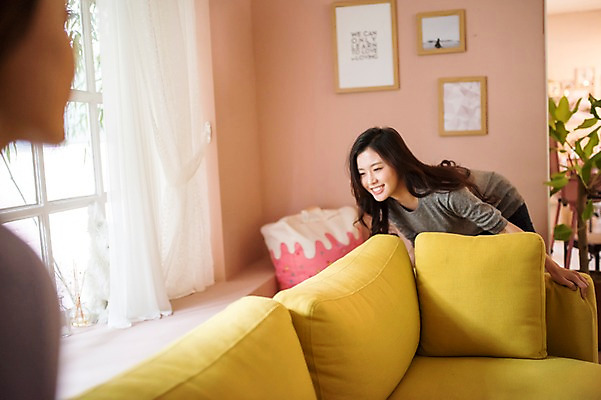 포토 JPG 주간 우먼라이프 응시 여자 액자 실내 서기 웃음 상반신 20대 성인 두명 앞모습 옆모습 친구 소파 우정 한국인 커튼 이사 정리 룸메이트 성인여자만 셀프인테리어 자급자족라이프 국내포토 자연요소 라이프스타일 시선 뷰포인트 의자 관계 모션 표정 사람 동양인 청년 내부 인테리어 여자만 성인만 파일형식