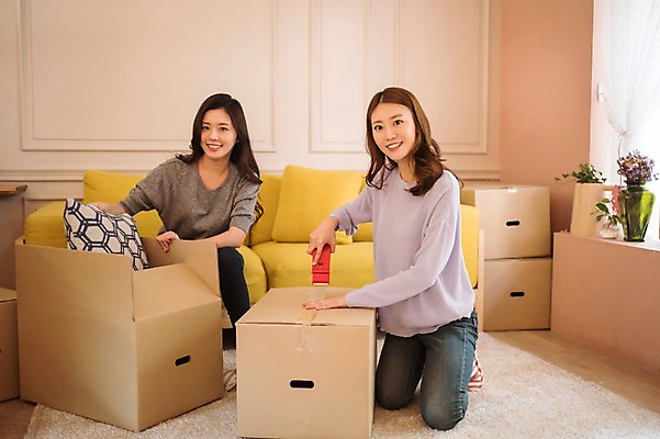 포토 JPG 전신 우먼라이프 여자 실내 웃음 앉기 상반신 20대 성인 두명 앞모습 친구 상자 우정 카펫 한국인 이사 청소 정리 룸메이트 성인여자만 셀프인테리어 자급자족라이프 국내포토 라이프스타일 뷰포인트 관계 모션 표정 사람 동양인 청년 내부 인테리어 여자만 성인만 파일형식