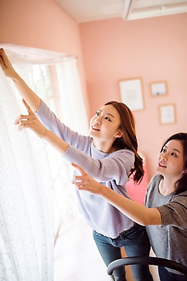 포토 JPG 우먼라이프 응시 여자 실내 서기 상반신 20대 성인 두명 옆모습 친구 인테리어 우정 한국인 커튼 이사 정리 DIY 룸메이트 셀프 성인여자만 셀프인테리어 자급자족라이프 국내포토 라이프스타일 디자인 시선 뷰포인트 관계 모션 사람 동양인 청년 취미 내부 여자만 성인만 파일형식