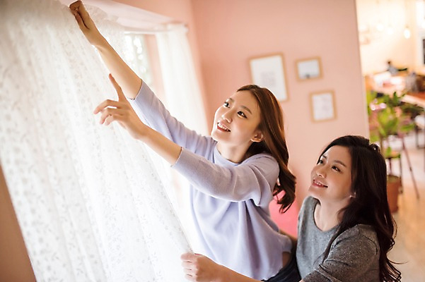 포토 JPG 우먼라이프 응시 여자 실내 서기 웃음 상반신 20대 성인 두명 옆모습 친구 인테리어 우정 한국인 잡기 커튼 이사 정리 DIY 룸메이트 셀프 성인여자만 셀프인테리어 자급자족라이프 국내포토 라이프스타일 디자인 시선 뷰포인트 관계 모션 표정 사람 동양인 청년 취미 내부 여자만 성인만 파일형식