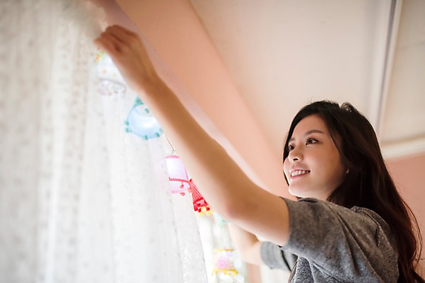 포토 JPG 우먼라이프 응시 여자 창문 실내 한명 서기 웃음 들기 손짓 상반신 20대 성인 옆모습 인테리어 한국인 이사 DIY 가랜드 꾸미기 셀프 성인여자한명만 셀프인테리어 자급자족라이프 국내포토 1 라이프스타일 디자인 시선 뷰포인트 모션 표정 사람 동양인 청년 취미 내부 파티용품 여자한명만 성인여자만 파일형식