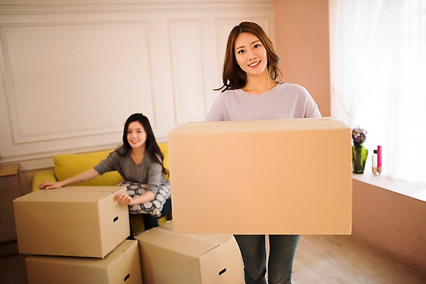 포토 JPG 우먼라이프 여자 실내 서기 미소 들기 앉기 상반신 20대 성인 두명 앞모습 친구 상자 우정 한국인 이사 청소 정리 룸메이트 성인여자만 셀프인테리어 자급자족라이프 국내포토 라이프스타일 뷰포인트 관계 모션 표정 사람 동양인 청년 내부 인테리어 여자만 성인만 파일형식