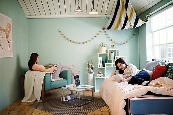 포토 JPG 전신 우먼라이프 응시 여자 휴식 실내 웃음 앉기 20대 성인 두명 옆모습 친구 노트북 소파 태블릿 눕기 우정 한국인 침대 가랜드 룸메이트 성인여자만 국내포토 라이프스타일 시선 뷰포인트 가구 컨셉 의자 관계 모션 표정 사람 동양인 청년 내부 전자제품 스마트기기 파티용품 여자만 성인만 파일형식