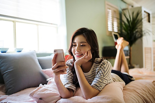 포토 JPG 전신 우먼라이프 응시 여자 엎드리기 휴식 실내 한명 웃음 들기 20대 성인 앞모습 스마트폰 턱괴기 한국인 침대 안식처 성인여자한명만 국내포토 1 라이프스타일 시선 뷰포인트 가구 컨셉 모션 표정 사람 동양인 청년 내부 핸드폰 스마트기기 여자한명만 성인여자만 파일형식 생활용품 인종 생활 전자제품 여자만 성인만 오브젝트