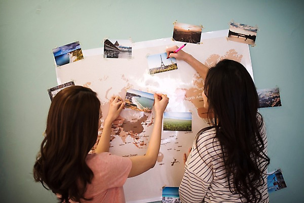 포토 JPG 우먼라이프 여자 여행 지도 실내 벽면 서기 상반신 20대 성인 두명 뒷모습 친구 우정 한국인 기록 계획 꾸미기 룸메이트 여행준비 성인여자만 셀프인테리어 자급자족라이프 국내포토 라이프스타일 벽 뷰포인트 컨셉 관계 모션 사람 동양인 청년 내부 인테리어 준비 여자만 성인만 파일형식