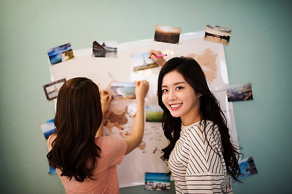 포토 JPG 우먼라이프 여자 여행 세계지도 실내 벽면 서기 웃음 상반신 20대 성인 두명 옆모습 뒷모습 친구 우정 한국인 뒤돌아보기 계획 꾸미기 룸메이트 여행준비 성인여자만 셀프인테리어 자급자족라이프 국내포토 라이프스타일 벽 뷰포인트 컨셉 지도 관계 모션 표정 사람 동양인 청년 내부 인테리어 세계 준비 여자만 성인만 파일형식