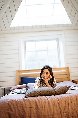 포토 JPG 우먼라이프 응시 여자 엎드리기 생각 베개 휴식 실내 한명 상반신 20대 성인 앞모습 턱괴기 한국인 침대 성인여자한명만 국내포토 1 라이프스타일 시선 뷰포인트 가구 컨셉 침구 모션 사람 동양인 청년 내부 여자한명만 성인여자만 파일형식