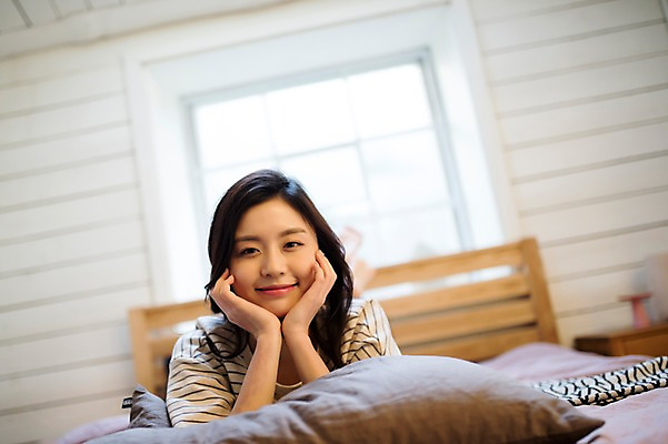 포토 JPG 우먼라이프 여자 엎드리기 베개 휴식 실내 한명 미소 상반신 20대 성인 앞모습 턱괴기 한국인 침대 안식처 성인여자한명만 국내포토 1 라이프스타일 뷰포인트 가구 컨셉 침구 모션 표정 사람 동양인 청년 내부 여자한명만 성인여자만 파일형식