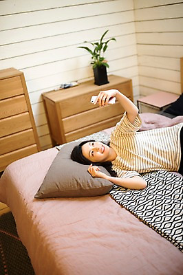 포토 JPG 우먼라이프 응시 여자 휴식 실내 한명 웃음 들기 상반신 20대 성인 옆모습 스마트폰 눕기 한국인 침대 셀프카메라 성인여자한명만 국내포토 1 라이프스타일 시선 뷰포인트 가구 컨셉 모션 표정 사람 동양인 청년 내부 핸드폰 스마트기기 사진촬영 여자한명만 성인여자만 파일형식