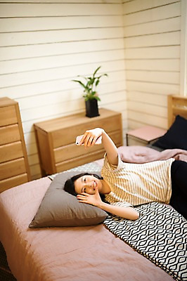 포토 JPG 우먼라이프 응시 여자 휴식 실내 한명 웃음 들기 상반신 20대 성인 앞모습 스마트폰 눕기 한국인 침대 셀프카메라 성인여자한명만 국내포토 1 라이프스타일 시선 뷰포인트 가구 컨셉 모션 표정 사람 동양인 청년 내부 핸드폰 스마트기기 사진촬영 여자한명만 성인여자만 파일형식 생활용품 인종 생활 전자제품 촬영 여자만 성인만 오브젝트