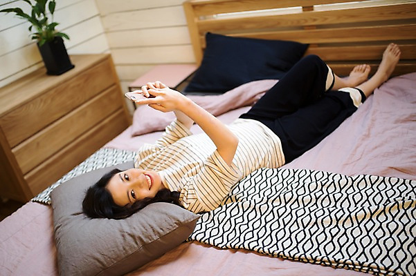 포토 JPG 전신 우먼라이프 여자 휴식 실내 한명 웃음 들기 20대 성인 옆모습 스마트폰 눕기 한국인 침대 성인여자한명만 국내포토 1 라이프스타일 뷰포인트 가구 컨셉 모션 표정 사람 동양인 청년 내부 핸드폰 스마트기기 여자한명만 성인여자만 파일형식