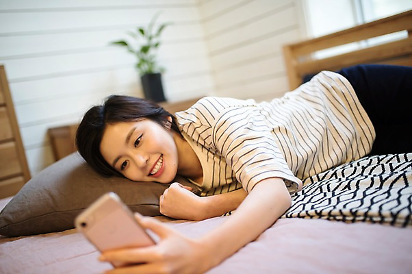 포토 JPG 우먼라이프 응시 여자 엎드리기 휴식 실내 한명 웃음 들기 상반신 20대 성인 옆모습 스마트폰 한국인 셀프카메라 성인여자한명만 국내포토 1 라이프스타일 시선 뷰포인트 컨셉 모션 표정 사람 동양인 청년 내부 핸드폰 스마트기기 사진촬영 여자한명만 성인여자만 파일형식