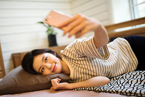 포토 JPG 우먼라이프 응시 여자 휴식 실내 한명 미소 들기 상반신 20대 성인 옆모습 스마트폰 눕기 한국인 셀프카메라 성인여자한명만 국내포토 1 라이프스타일 시선 뷰포인트 컨셉 모션 표정 사람 동양인 청년 내부 핸드폰 스마트기기 사진촬영 여자한명만 성인여자만 파일형식