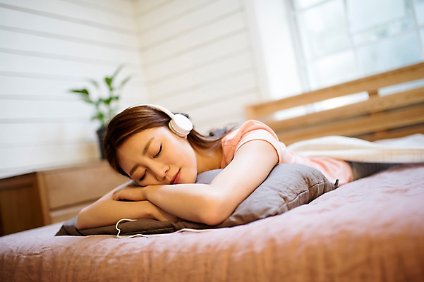 포토 JPG 우먼라이프 여자 엎드리기 휴식 실내 한명 상반신 20대 성인 앞모습 눈감음 헤드폰 음악감상 한국인 침대 성인여자한명만 국내포토 1 라이프스타일 뷰포인트 음향기기 가구 컨셉 모션 사람 동양인 청년 내부 감상 여자한명만 성인여자만 파일형식