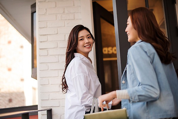 포토 JPG 주간 우먼라이프 응시 여자 선물 서기 웃음 들기 상반신 20대 성인 야외 두명 옆모습 친구 파티 케이크 우정 한국인 방문 룸메이트 집들이 성인여자만 국내포토 자연요소 라이프스타일 시선 뷰포인트 관계 모션 디저트 표정 사람 동양인 이벤트 청년 여자만 성인만 파일형식