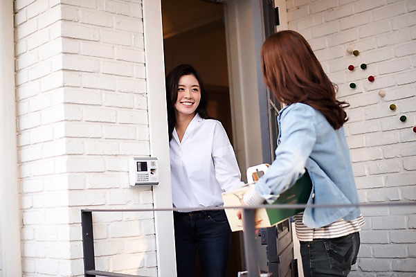 포토 JPG 주간 우먼라이프 응시 여자 선물 웃음 들기 상반신 20대 성인 야외 두명 앞모습 옆모습 친구 파티 케이크 우정 한국인 방문 룸메이트 집들이 성인여자만 국내포토 자연요소 라이프스타일 시선 뷰포인트 관계 모션 디저트 표정 사람 동양인 이벤트 청년 여자만 성인만 파일형식