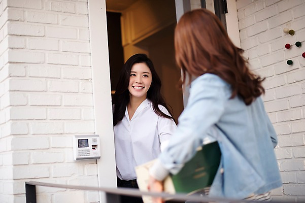 포토 JPG 주간 우먼라이프 응시 여자 서기 웃음 들기 상반신 20대 성인 야외 두명 앞모습 옆모습 친구 파티 마주보기 케이크 우정 한국인 방문 룸메이트 집들이 성인여자만 국내포토 자연요소 라이프스타일 시선 뷰포인트 관계 모션 디저트 표정 사람 동양인 이벤트 청년 여자만 성인만 파일형식