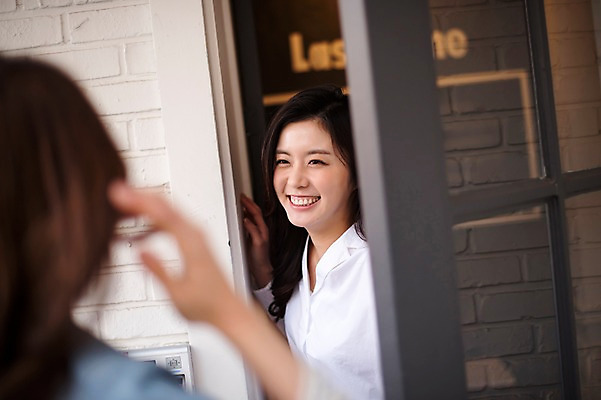 포토 JPG 주간 우먼라이프 응시 여자 서기 웃음 상반신 20대 성인 야외 두명 앞모습 뒷모습 친구 파티 우정 한국인 방문 룸메이트 집들이 성인여자만 국내포토 자연요소 라이프스타일 시선 뷰포인트 관계 모션 표정 사람 동양인 이벤트 청년 여자만 성인만 파일형식