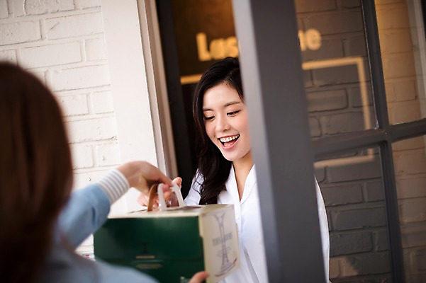 포토 JPG 주간 우먼라이프 응시 여자 선물 서기 웃음 상반신 20대 성인 야외 두명 앞모습 뒷모습 친구 파티 케이크 우정 한국인 주기 방문 룸메이트 집들이 성인여자만 국내포토 자연요소 라이프스타일 시선 뷰포인트 관계 모션 디저트 표정 사람 동양인 이벤트 청년 여자만 성인만 파일형식