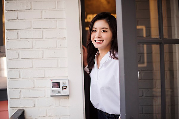 포토 JPG 주간 우먼라이프 여자 한명 서기 웃음 상반신 20대 성인 야외 앞모습 문 한국인 오픈 성인여자한명만 국내포토 자연요소 1 라이프스타일 뷰포인트 모션 표정 사람 동양인 청년 여자한명만 성인여자만 파일형식