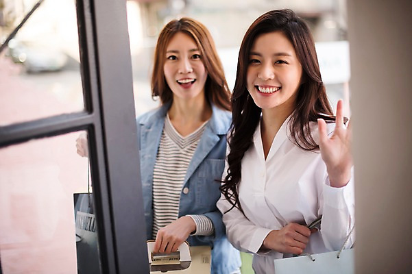 포토 JPG 주간 우먼라이프 여자 선물 서기 웃음 들기 손짓 상반신 20대 성인 야외 두명 앞모습 친구 파티 케이크 우정 한국인 인사 방문 룸메이트 집들이 성인여자만 국내포토 자연요소 라이프스타일 뷰포인트 관계 모션 디저트 표정 사람 동양인 이벤트 청년 예절 여자만 성인만 파일형식