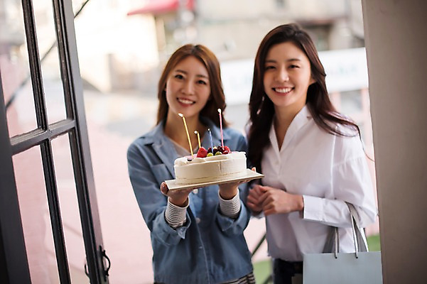 포토 JPG 주간 우먼라이프 여자 서기 웃음 들기 상반신 20대 성인 야외 두명 앞모습 친구 파티 케이크 우정 한국인 축하 방문 룸메이트 집들이 성인여자만 국내포토 자연요소 라이프스타일 뷰포인트 컨셉 관계 모션 디저트 표정 사람 동양인 이벤트 청년 여자만 성인만 파일형식