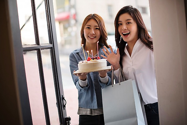 포토 JPG 주간 우먼라이프 여자 선물 서기 웃음 들기 손짓 상반신 20대 성인 야외 두명 앞모습 친구 파티 케이크 우정 한국인 축하 인사 방문 룸메이트 집들이 성인여자만 국내포토 자연요소 라이프스타일 뷰포인트 컨셉 관계 모션 디저트 표정 사람 동양인 이벤트 청년 예절 여자만 성인만 파일형식
