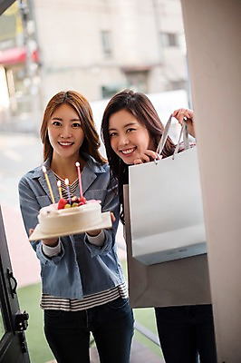 포토 JPG 주간 우먼라이프 여자 선물 서기 웃음 들기 상반신 20대 성인 야외 두명 앞모습 친구 파티 케이크 우정 한국인 축하 방문 룸메이트 집들이 성인여자만 국내포토 자연요소 라이프스타일 뷰포인트 컨셉 관계 모션 디저트 표정 사람 동양인 이벤트 청년 여자만 성인만 파일형식