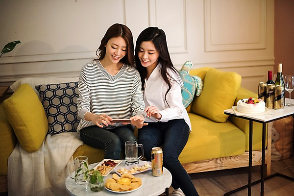 포토 JPG 우먼라이프 응시 여자 맥주 실내 웃음 앉기 상반신 20대 성인 두명 앞모습 친구 소파 파티 케이크 와인 사진촬영 우정 한국인 생일 안주 맥주잔 룸메이트 생일상 집들이 성인여자만 국내포토 라이프스타일 시선 기념일 뷰포인트 술잔 의자 관계 모션 디저트 주류 표정 사람 동양인 이벤트 청년 내부 촬영 여자만 성인만 파일형식