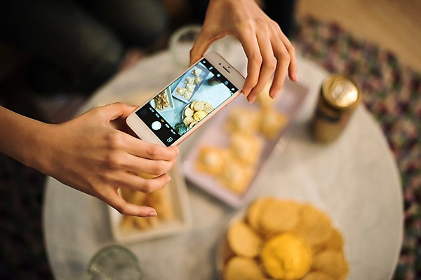 포토 JPG 우먼라이프 손 여자 맥주 실내 한명 들기 20대 성인 아웃포커스 신체부위 스마트폰 파티 사진촬영 한국인 안주 맥주잔 집들이 성인여자한명만 국내포토 1 라이프스타일 술잔 모션 주류 촬영기법 사람 동양인 이벤트 청년 내부 핸드폰 스마트기기 촬영 여자한명만 성인여자만 파일형식